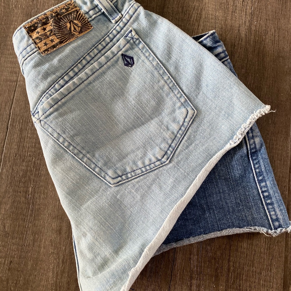 Volcom Shorts - Picture 6 of 6
